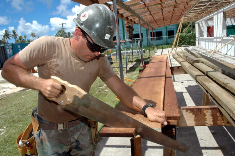 ebeniste-LE LAVANDOU-min_worker_construction_building_carpenter_male_job_build_helmet-893290